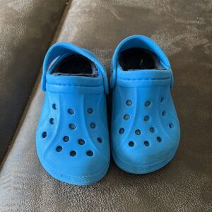 Crocs Blue Fleece Lined 6/7c